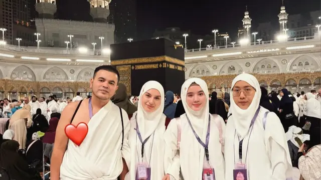 Pesona Cantik Natural Irish Bella dan Putri Sambungnya Hassya Ramadani Saat Umroh Tutup Tahun