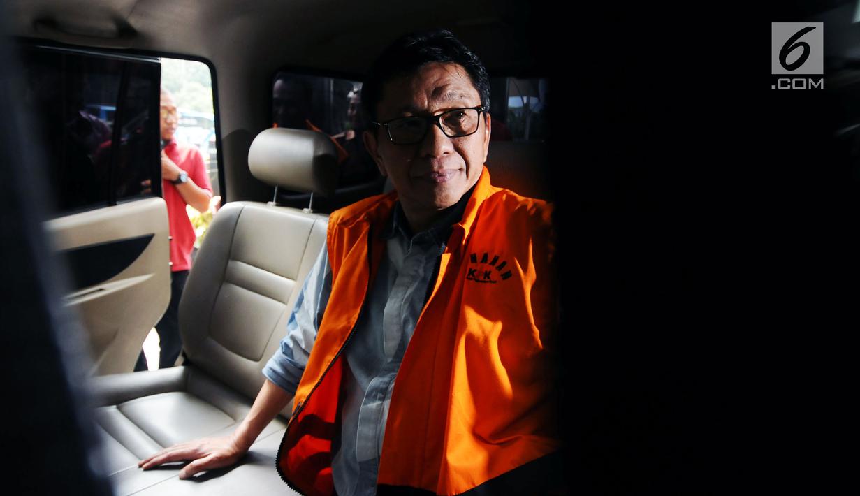 Wali Kota Batu nonaktif, Eddy Rumpoko berada di mobil tahanan usai menjalani pemeriksaan di Gedung KPK, Jakarta, Senin (25/9). Eddy menjalani pemeriksaan perdana sebagai tersangka dugaan suap barang dan jasa. (Liputan6.com/Helmi Fithriansyah)