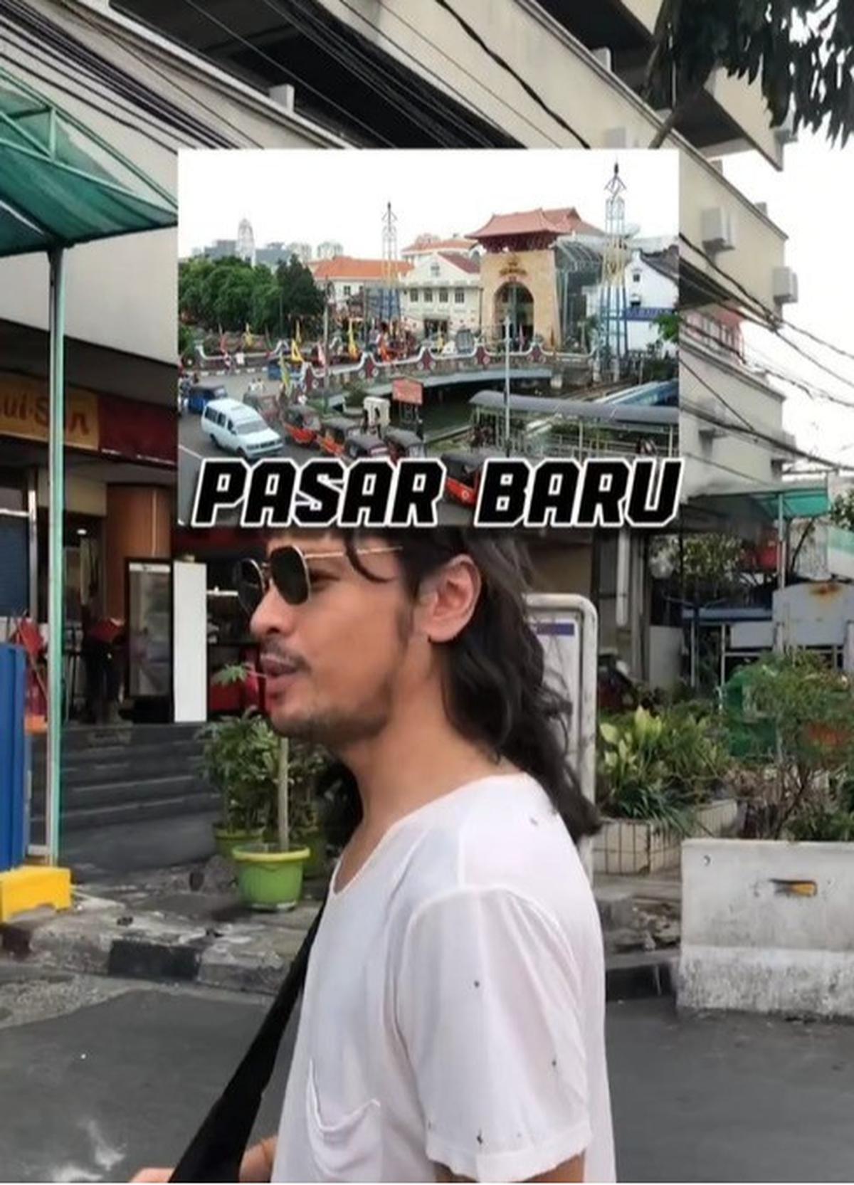 Potret Ello Vokalis Band Dewa 19 Thrifting di Pasar Baru Pakai Kaos Oblong Bolong-Bolong, Tetap Ganteng Meski Tampil Lusuh