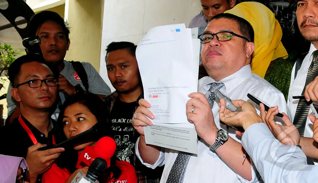 Razman Arif Nasution, memperlihatkan surat laporan pada wartawan di Bareskrim polri, Jakarta, (11/3/2015). Kedatangan Razman Arif Nasution untuk melaporkan Gubernur DKI Jakarta Basuki Tjahaja Purnama atas pencemaran nama baik. (Liputan6.com/Yoppy Renato)