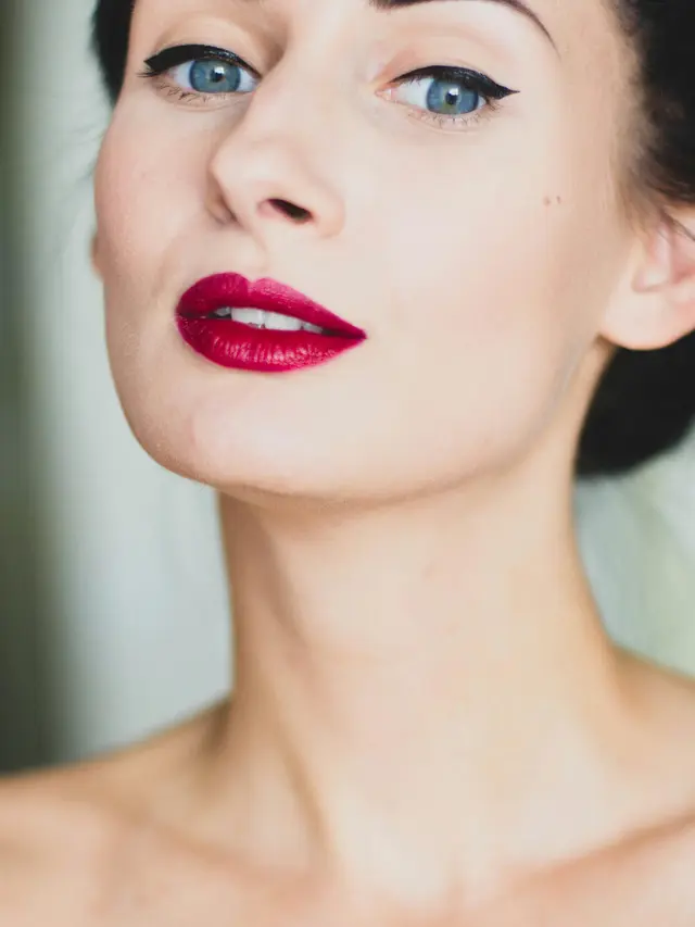 4 Tips Makeup untuk Menyamarkan Bibir Two Tone