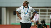 Pelatih Persela Lamongan, Iwan Setiawan saat melawan Persiraja Banda Aceh dalam laga pekan ke-5 BRI Liga 1 2021/2022 di Stadion Pakansari, Bogor, Selasa (28/9/2021). Persela menang 1-0. (Bola.com/ M Iqbal Ichsan)