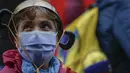Seorang wanita mengambil bagian dalam protes anti-pemerintah di tengah perayaan Hari Kemerdekaan Kolombia, di Bogota, Selasa (20/7/2021). Warga Kolombia kembali turun ke jalan ketika pemerintah secara resmi mengajukan RUU reformasi pajak $3,95 miliar kepada Kongres. (AP Photo/Ivan Valencia)