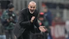 Pelatih AC Milan, Stefano Pioli memberikan semangat kepada anak asuhnya saat melawan Torino dalam duel pekan ke-22 Liga Italia 2022/2023, Sabtu (11/2/2023) dini hari WIB. (AP Photo/Antonio Calanni)