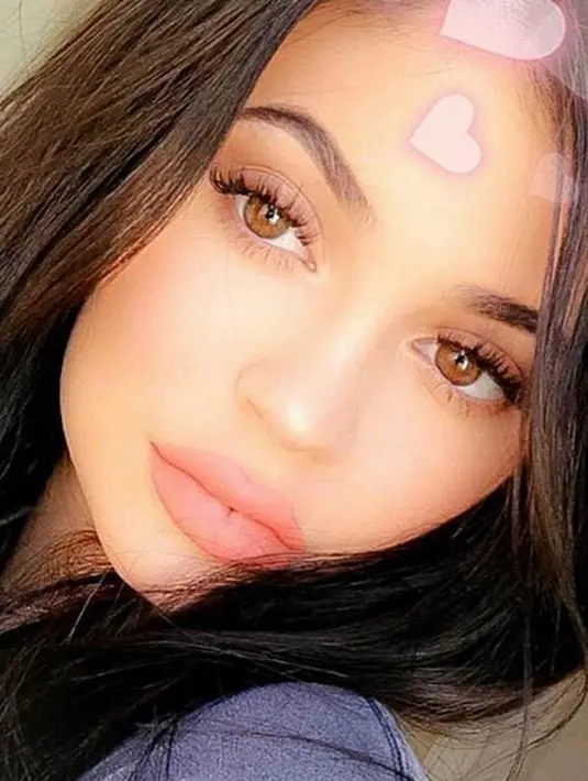 Belakangan Kylie sering mengunggah fotonya yang memakai hoodie dan baju-baju longgar. Ini pun menjadi salah satu gelagat atau bukti bahwa Kylie memang saat ini sedang berbadan dua, mengandung anaknya dengan Travis Scott. (Instagram/Kyliejenner)