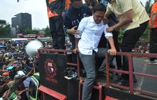 FOTO: Wajah Was-Was Anggota DPR Habiburokhman Takut Ditimpuk Saat Turun dari Mobil Komando Usai Temui Pendemo Tolak Revisi UU Pilkada