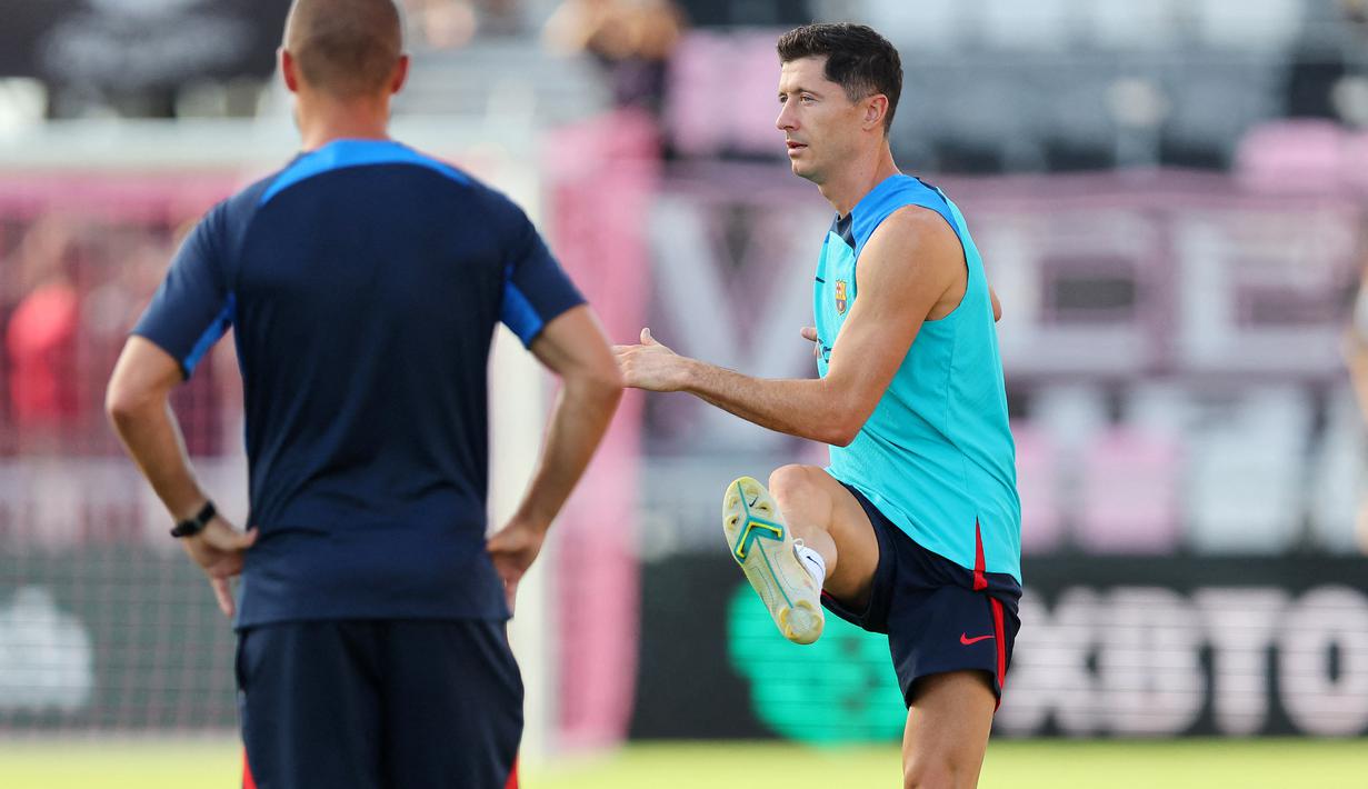 Selain Lewandowski, Raphinha juga ditebus dengan sejumlah uang besar ke Leeds United. Sementara itu, Barcelona telah mendatangkan Franck Kessie dari AC Milan dan Andreas Christensen dari Cheslea secara gratis. (Michael Reaves/Getty Images/AFP)
