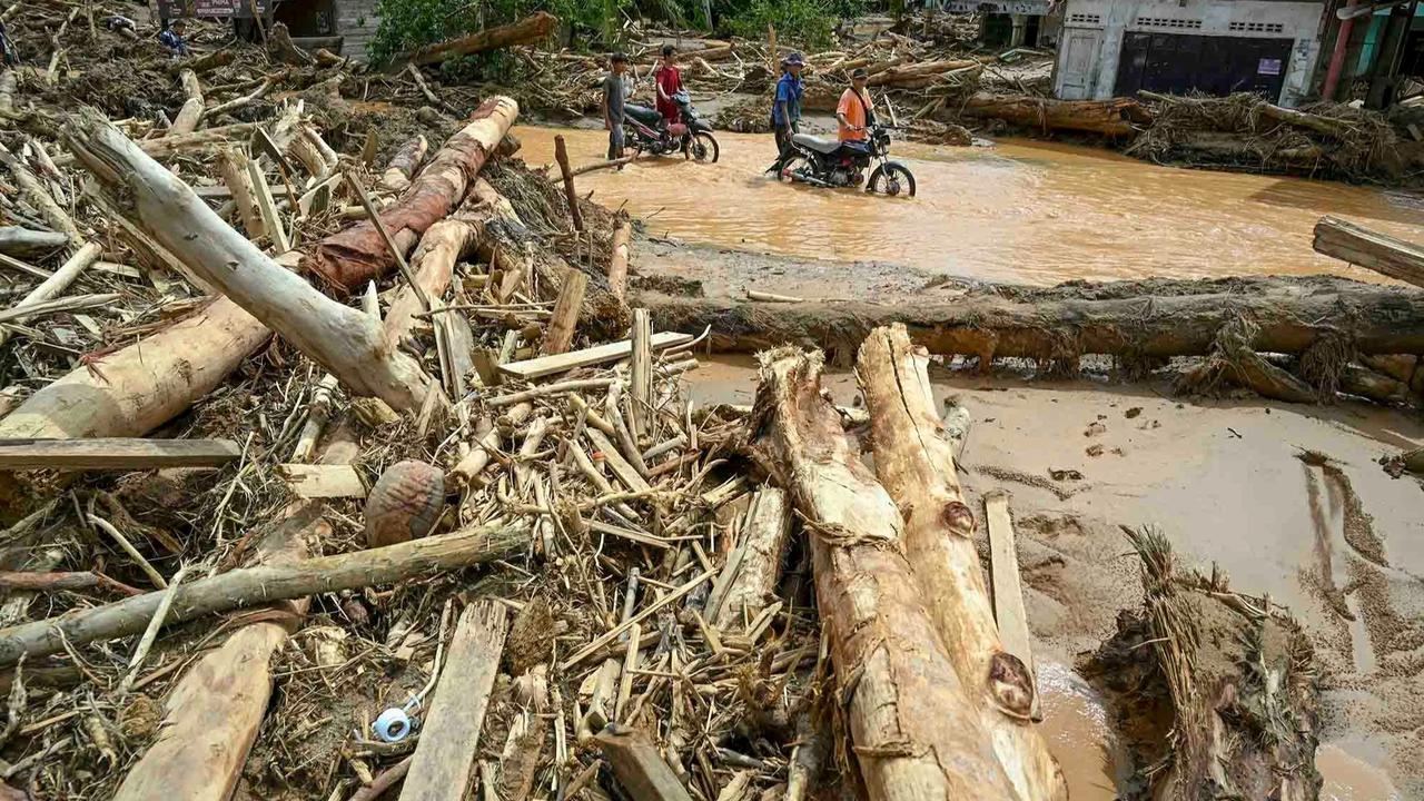 FOTO: Potret Kayu Gelondongan Hancurkan Rumah dan Fasilitas Warga