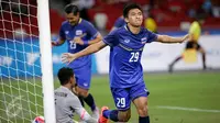 Penyerang Thailand Rungrat Phumichantuk usai jebol gawang Timnas Indonesia (Liputan6.com / Helmi Fithriansyah)