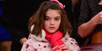 Anak Tom Cruise, Suri Cruise menghabiskan hari Minggu berjualan lemon bersama dengan sang ibu, Katie Holmes di New York City. (PopSugar)