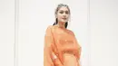 Kali ini Sandra Dewi tampil begitu elegan dengan gaya ala arabian princess. Mengenakan dress oranye serta hiasan kepala, ia tampak begitu elegan. [Foto: Instagram/ Sandra Dewi]