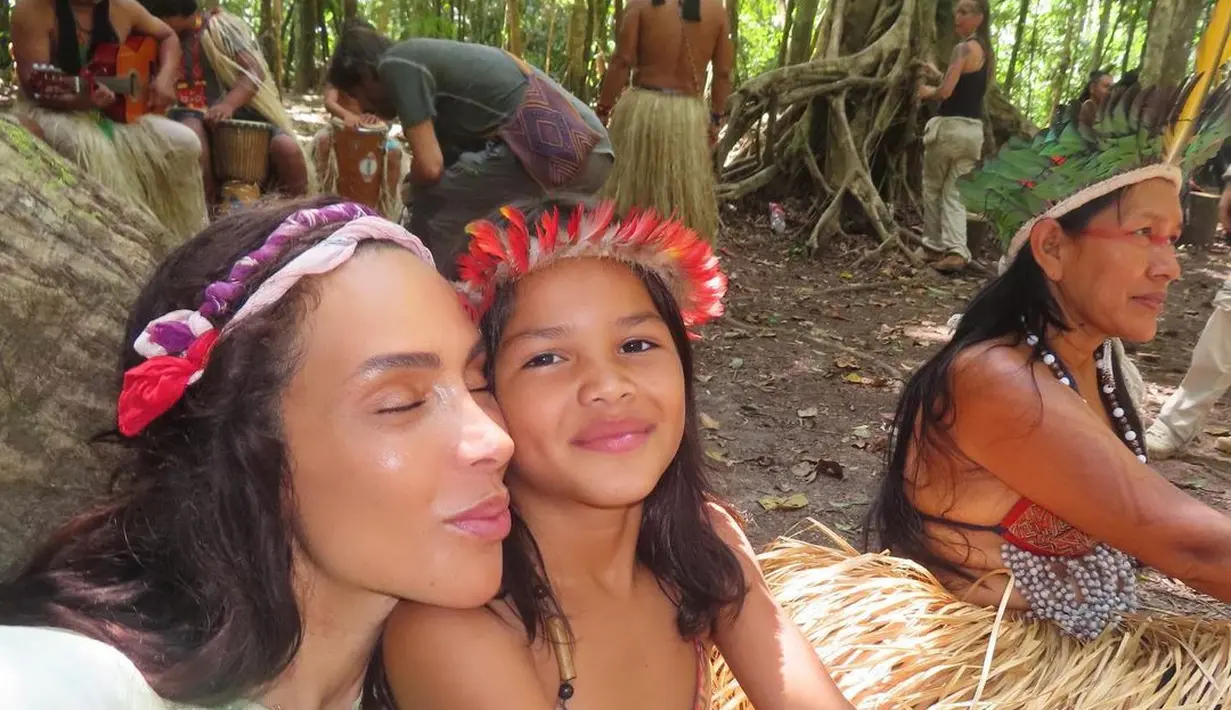 Ines Rau, bersama anak-anak di Hutan Amazon dari suku Shanenawa merasakan cinta tanpa syarat dari mereka. (Foto: Instagram/@supa_ines)