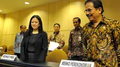 Menko Bidang Pembangunan Manusia Puan Maharani (kiri) dan Menko Bidang Perekonomian Sofyan Djalil saat tiba di Gedung Parlemen, Senayan, Jakarta, Rabu (18/02/2015). (Liputan6.com/Andrian M Tunay)