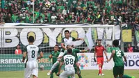 PS TNI gagal memenangi duel kontra Persebaya meski tim lawan bermain dengan 10 orang. (Bola.com/Permana Kusumadijaya)