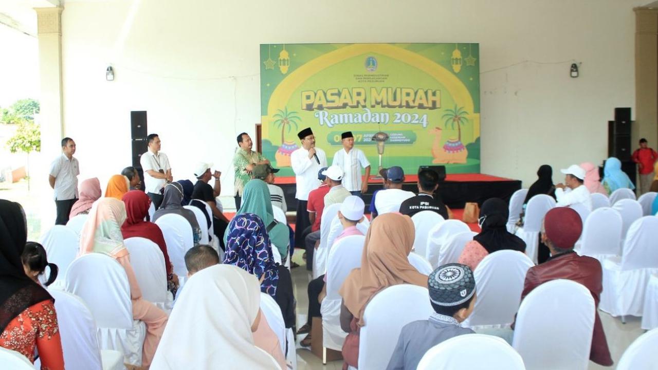 Harga bahan pokok yang dinilai berada dibawah harga pasar disambut antusias oleh masyarakat.