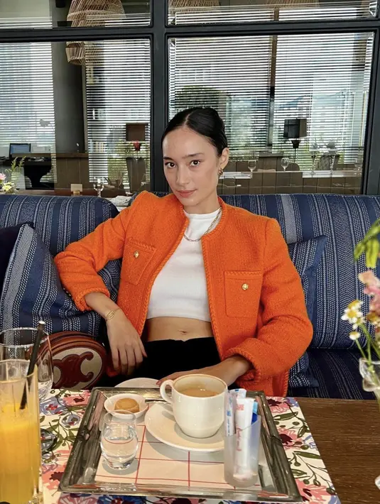 Memilih jaket dengan detail tertentu bisa menghadirkan kesan elegan yang tak pernah gagal. Aksentuasi kancing pada jaket akan memberikan kesan maksimalis saat dipakai. [Foto: Tatjana Saphira/ Instagram].