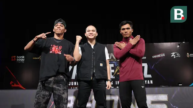 Petarung Indonesia, Kkajhe (kiri) dan Aziz Calim (kanan), pada sesi konferensi pers Byon Combat 5, di SCTV Tower, Rabu (21/5/2025). (Bola.com/Abdul Azis)