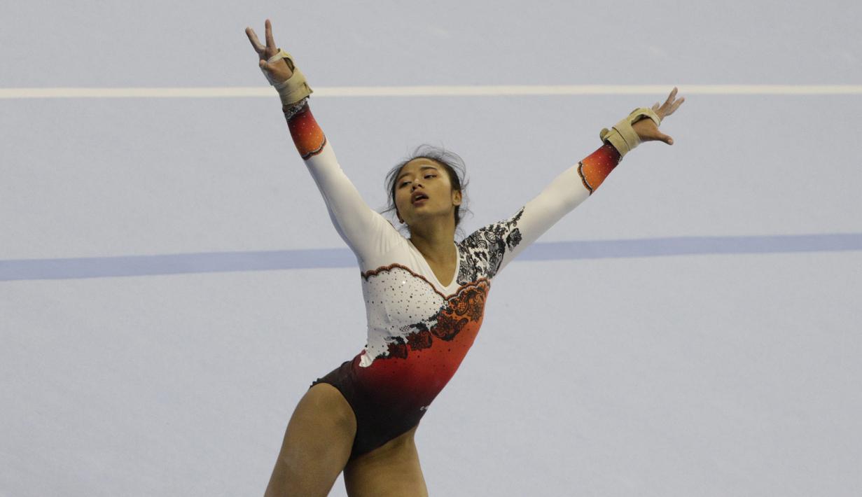 Pesenam Indonesia, Rifda Irfanaluthfi, melakukan gerakan saat nomor all-round individual putri cabang senam pada SEA Games 2019 di Kompleks Rizal Memorial, Manila, Senin (2/12). Dirinya berhasil meraih medali perak. (Bola.com/M Iqbal Ichsan)