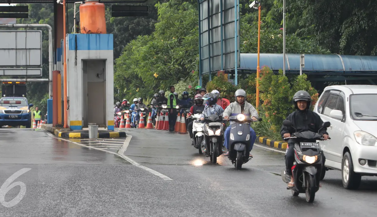 Sejumlah pengendara motor masuk menuju tol dalam kota untuk menghindari banjir, di pintu tol Taman Mini 2, Jakarta, Kamis (21/4). Hujan deras yang mengguyur sejak semalam membuat sejumlah jalan di Ibu Kota tergenang banjir. (Liputan6.com/Angga Yuniar)
