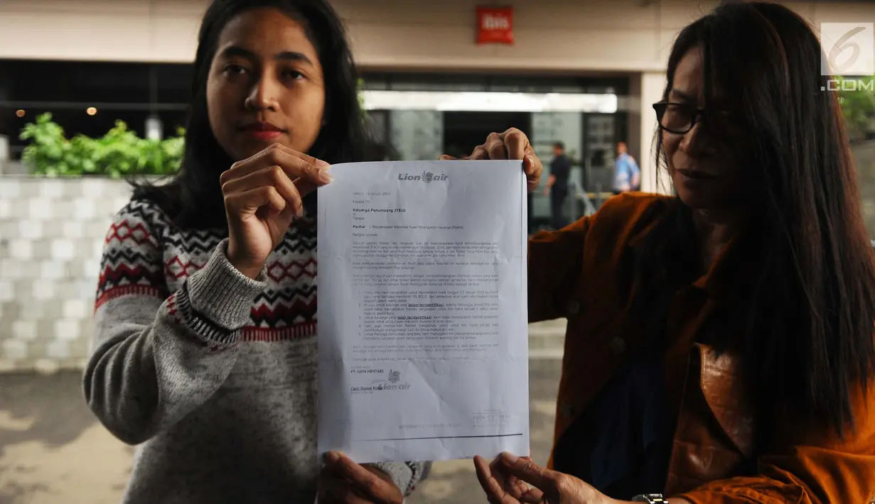 Keluarga korban Lion AIR JT 610 menunjukkan surat pemindahan di hotel kawasan Cawang, Jakarta, Rabu (23/1). Pihak hotel yang menjadi posko pencarian tersebut meminta mereka meninggalkan lokasi mulai siang ini. (Liputan6.com/Herman Zakharia)