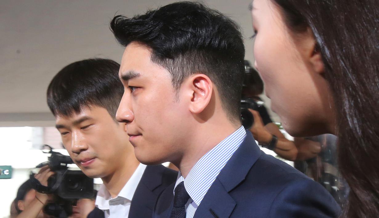 Mantan anggota boyband BIGBANG, Seungri tiba untuk menjalani interogasi di Kantor Polisi Metropolitan Seoul, Rabu (28/8/2019). Polisi memanggil Seungri untuk memberikan keterangan atas tuduhan kasus perjudian di luar negeri. (AP/Ahn Young-joon)