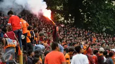 Suporter tim Macan Kemayoran menyalakan flare saat menyaksikan laga uji coba antara Persija melawan Barito Putera di Stadion Bea Cukai Rawamangun, Jakarta, Selasa (5/4/2016). Laga uji coba berakhir imbang 2-2. (Liputan6.com/Helmi Fithriansyah)