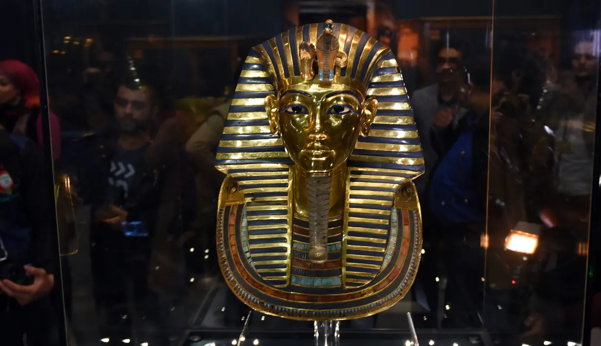 Topeng emas Raja Tutankhamun diperlihatkan di museum Mesir di Kairo, Rabu (16/12). Topeng bersejarah yang berusia 3.300 tahun itu ditunjukkan kepada wartawan setelah sebelumnya lebih dari dua bulan diperbaiki di bagian jenggotnya. (AFP/MOHAMED EL-SHAHED)