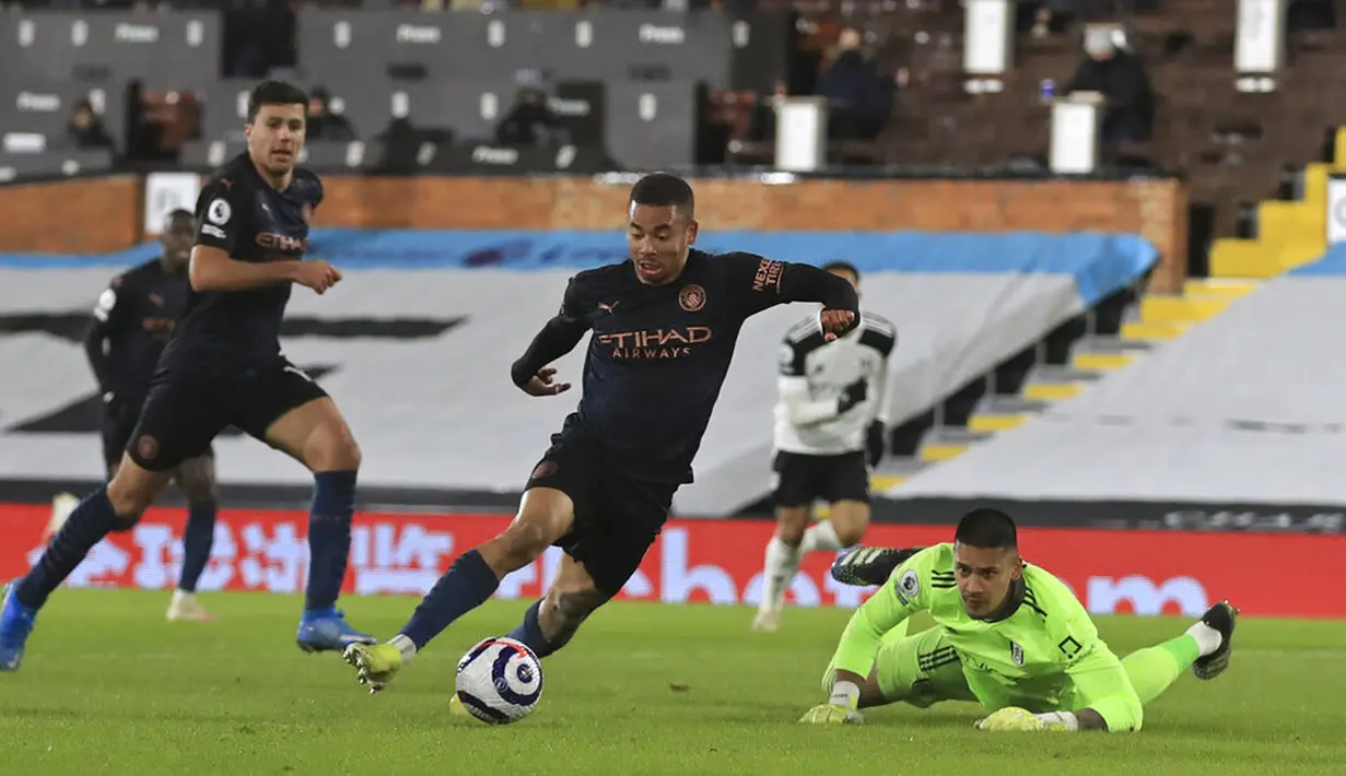 Pemain Manchester City Gabriel Jesus (tengah) mencetak gol ke gawang Fulham pada pertandingan Liga Inggris di Stadion Craven Cottage, London, Inggris, Sabtu (13/3/2021). Manchester City menang 3-0. (Adam Davy/Pool via AP)