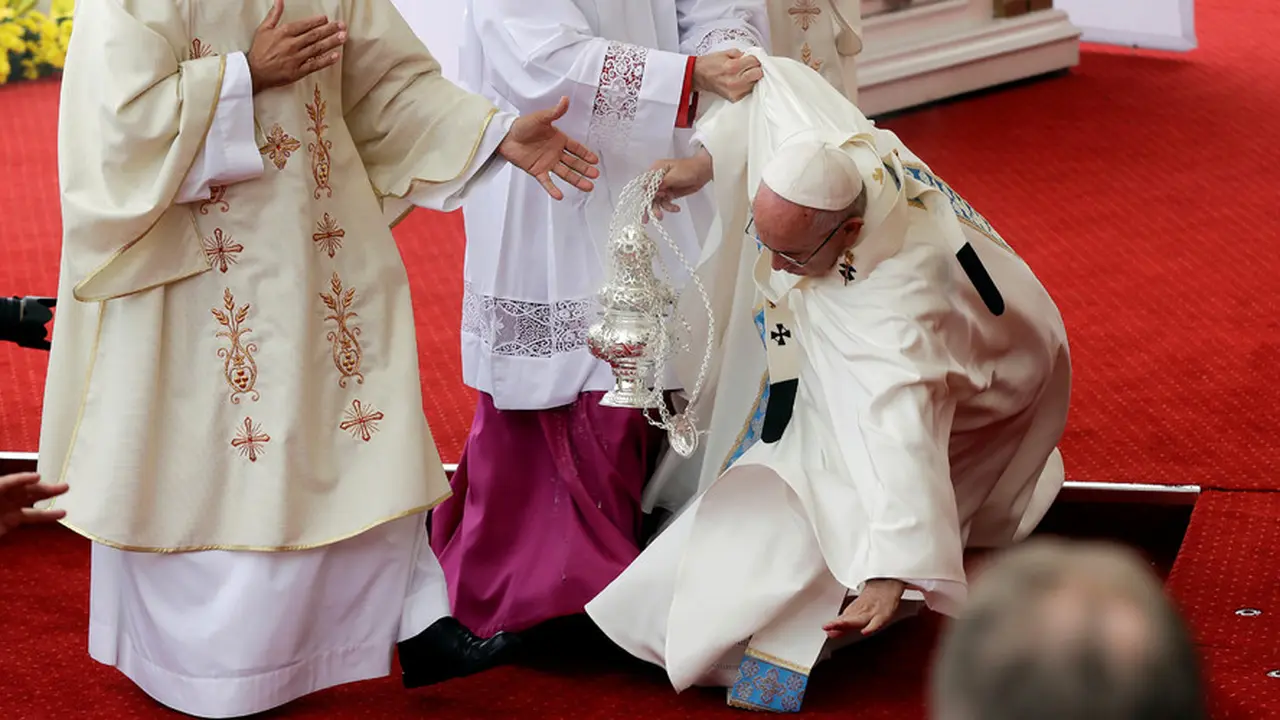 Paus Fransiskus terjatuh di depan altar sebelum menjalankan misa di Jasna Gora, Polandia