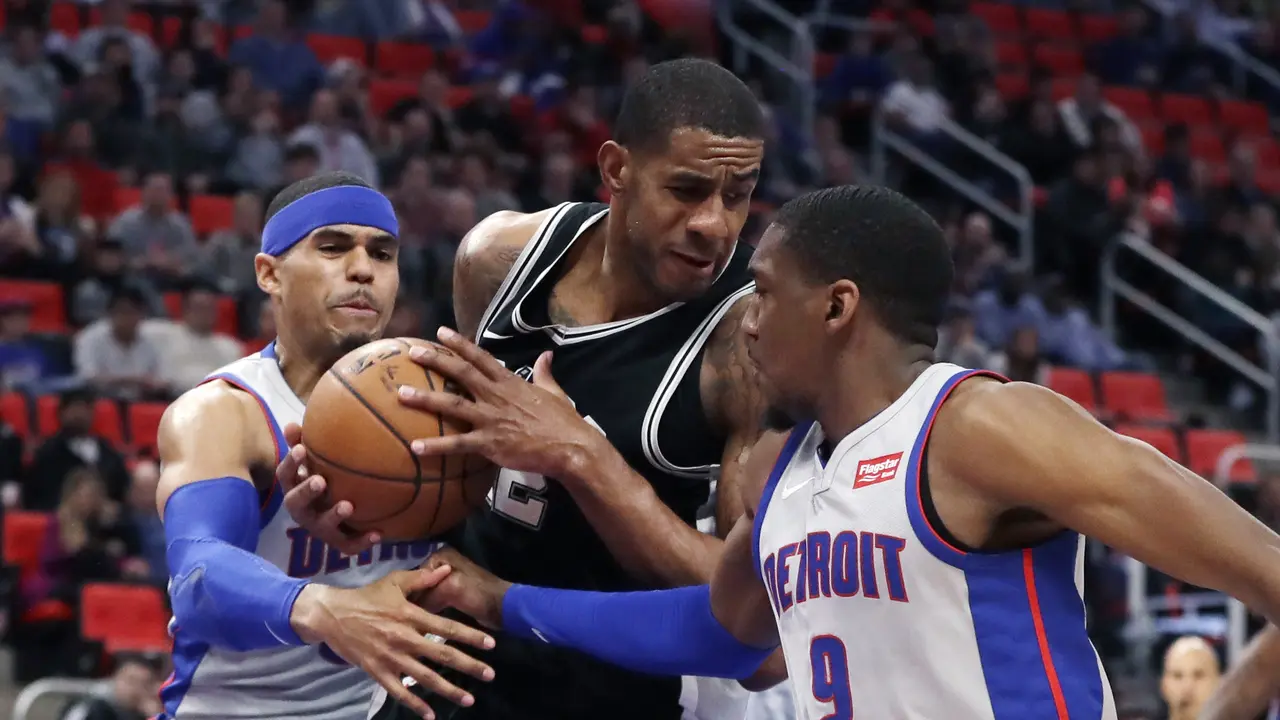 LaMarcus Aldridge (tengah) tak berkutik menghadapi penjagaan ketat Pistons