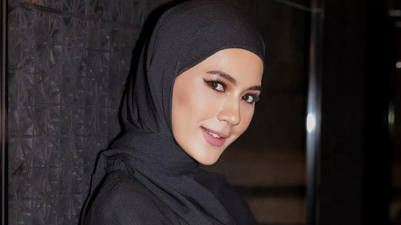 6 Gaya Fashion Paula Verhoeven saat kenakan Hijab Pashmina, Selalu Pancarkan Aura Model