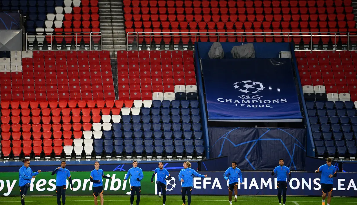 Para pemain RB Leipzig melakukan pemanasan saat mengikuti sesi latihan di stadion Parc des Princes di Paris (23/11/2020). Leipzig akan bertanding melawan PSG pada Grup H Liga Champions. (AFP/Franck Fife)