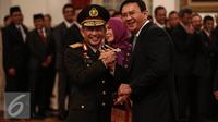 Kapolri Tito Karnavian menerima selamat dari Gubernur DKI Jakarta, Basuki T Purnama usai pelantikan di Istana Negara, Jakarta, Rabu (13/7). Tito Karnavian resmi menjadi Kapolri menggantikan Jenderal Badrodin Haiti. (Liputan6.com/Faizal Fanani)