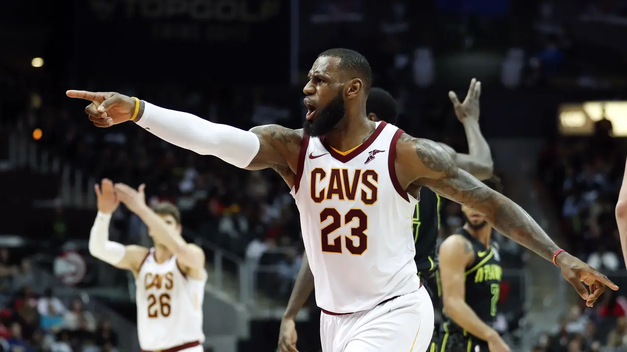 Selebrasi LeBron James saat membantu Cavaliers menekuk Hawks pada lanjutan NBA