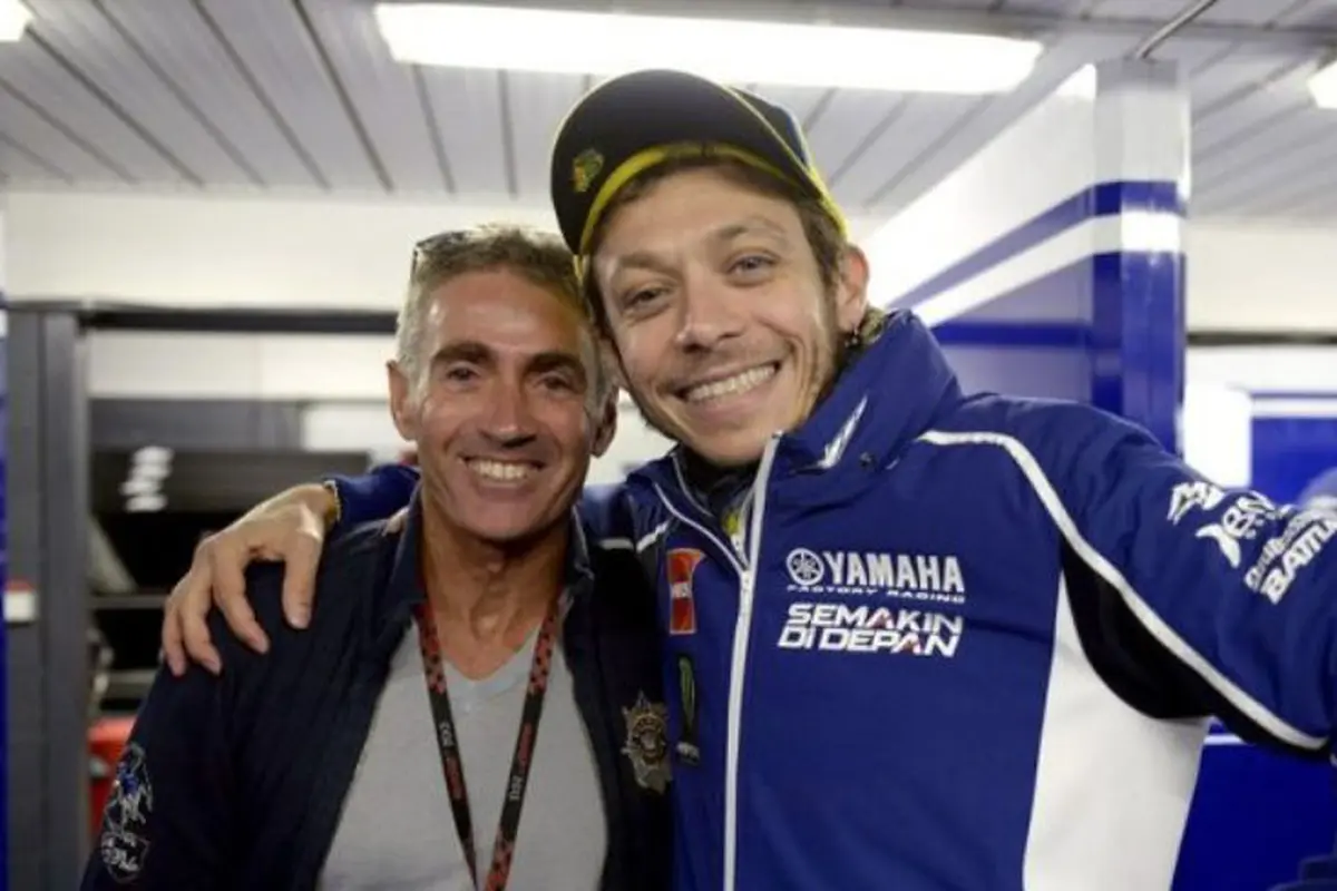 Mick Doohan dan Valentino Rossi (kanan)