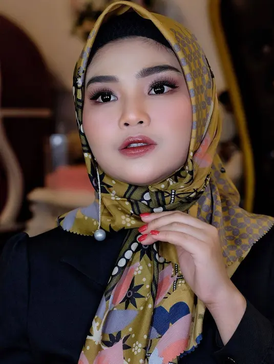 Dalam unggahan Instagramnya, kini terlihat banyak potretnya yang memakai hijab. Ia pun kerap bagikan potret OOTD dalam unggahan tersebut dan tuai banyak pujian seperti foto yang satu ini. (Liputan6.com/IG/@rosameldianti29)