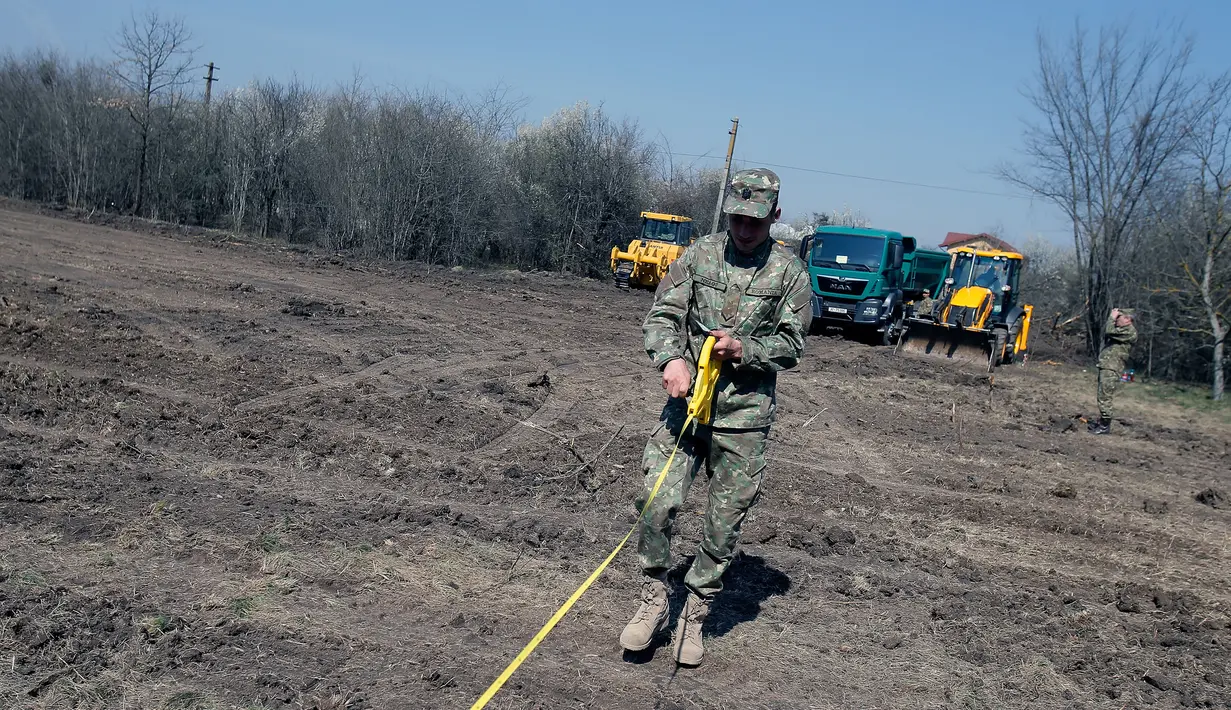 Tentara Rumania bekerja di lokasi pembangunan rumah sakit militer untuk di Otopeni, Bucharest, Rumania (19/3/2020). Rumania menyatakan status darurat mulai 16 Maret, sebagai upaya memastikan bahwa pemerintah menggunakan semua sumber daya untuk melawan epidemi COVID-19. (Xinhua/Cristian Cristel)