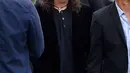 Vokalis Foo Fighters, Dave Grohl saat menghadiri pemakaman Chris Cornell di Hollywood Forever Cemetery di Los Angeles, AS (26/5). Sebuah laporan baru Chris Cornell sempat mengonsumsi obat-obatan sebelum bunuh diri. (Photo by Chris Pizzello/Invision/AP)