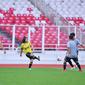 Greysia Polii menendang bola pada acara fun football yang berlangsung di Stadion Utama Gelora Bung Karno. (Istimewa)