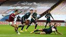 Gelandang Aston Villa, Jack Grealish, berusaha mencetak gol ke gawang Leeds United pada laga lanjutan Liga Inggris di Villa Park, Sabtu (23/10/2020) dini hari WIB. Leeds United menang 3-0 atas Aston Villa. (AFP/Michael Steele/pool)
