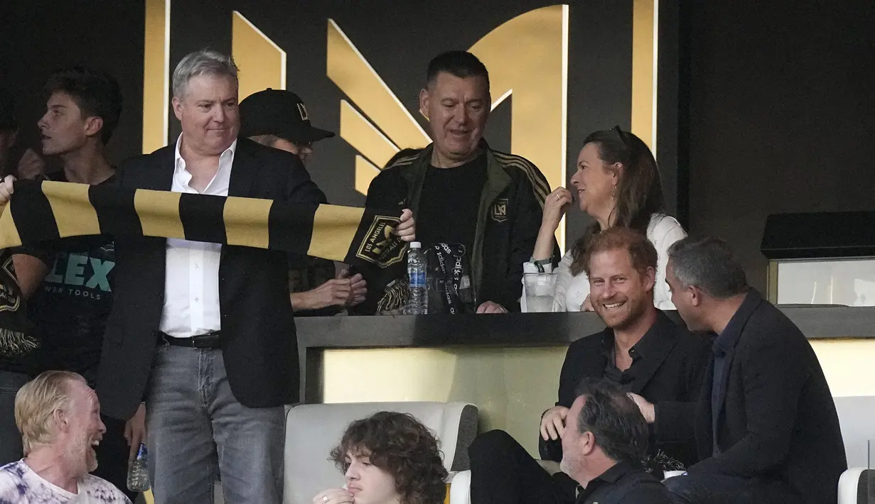 Duke of Sussex, Harry (kedua kanan) dan Los Angeles FC co-owner, Larry Berg (kiri) saat laga lanjutan Major League Soccer (MLS) antara Los Angeles FC melawan Inter Miami di Stadion BMO, Senin (04/09/2023) WIB. (AP Photo/Mark J. Terrill)