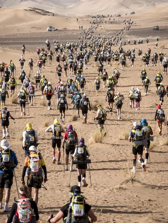 Para peserta mengikuti kejuaraan Marathon des Sables ke-33 tahap kedua di Gurun Sahara, selatan Maroko, Senin (9/4). Marathon des Sables merupakan event tradisional, dimana peserta akan diuji ketahanan tubuh dan batasnya. (JEAN-PHILIPPE KSIAZEK/AFP)