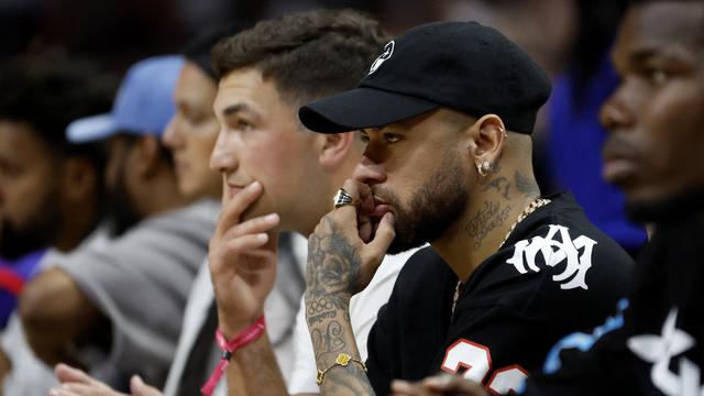 Gaya Keren Neymar Saat Nonton Final NBA 2023