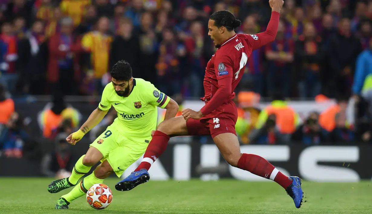 Penyerang Barcelona, Luis Suarez berusaha melewati bek Liverpool, Virgil van Dijk pada pertandingan leg kedua semifinal Liga Champions di Anfield di Liverpool, Inggris pada 7 Mei 2019. (AFP/Paul Ellis)