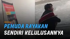 Nasib sedih dialami oleh seorang pemuda yang harus rayakan sendiri kelulusannya tanpa ada teman yang datang ke rumahnya.