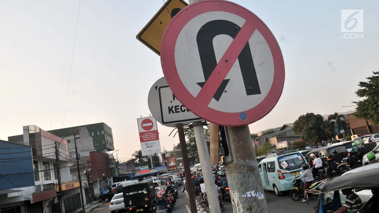 Aksi Nekat Pengendara Motor Lawan Arah Demi Mempersingkat Jarak Tempuh