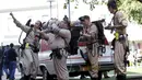 Sejumlah orang mengenakan kostum Ghostbusters berkumpul di Sony Studios, Culver City, California, (2/3). Para penggemar film " Ghostbusters " dikumpulkan untuk melakukan foto bersama. (REUTERS / Mario Anzuoni)