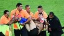 Butuh sekitar lima orang petugas untuk mengeluarkan fans nakal tersebut dari lapangan, Brasil, Senin (14/07/2014) (AFP PHOTO/CHRISTOPHE SIMON)