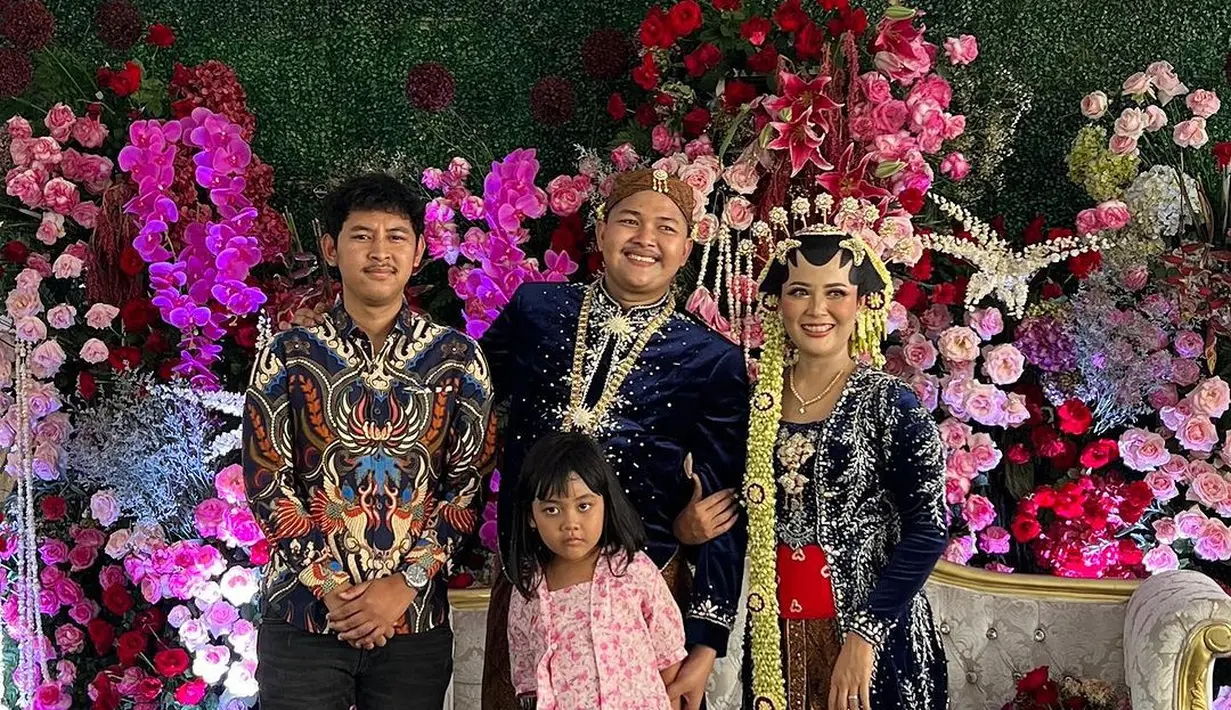Pernikahan Nopek Novian dan Yulia digelar dengan mengusung adat Jawa. Begitu juga saat resepsi pernikahan. Kedua pengantin tampil dengan adat Jawa. Robby Maulids, konten kreator yang viral dengan video parodi di TikTok juga diundang di acara tersebut. [Instagram/robbymaulids]