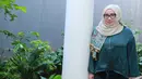 Banyak cerita yang didapatkan oleh Melly selama berinteraksi dengan para pengungsi tersebut. Yang membuat miris menurut Melly adalah ketika ia mendapati banyak anak-anak yang sudah tak lagi memiliki orangtua. (Adrian Putra/Bintang.com)